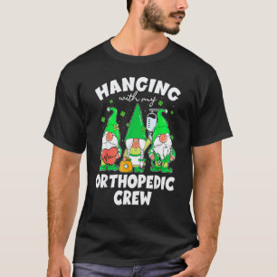 Lustiger Gnom, der mit orthopädischer Krankenschwe T-Shirt