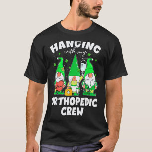 Lustiger Gnom hängt mit orthopädischer Krankenschw T-Shirt