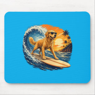 Lustiger Golden Retriever surft auf dem Strand bei Mousepad