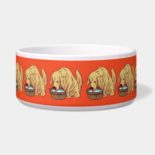 Lustiger Golden Retriever trinkt Wasser Napf