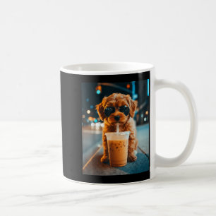 Lustiger Goldendoodle, der eisgekühlten Kaffee tri Kaffeetasse