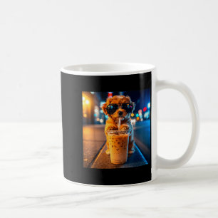 Lustiger Goldendoodle, der eisgekühlten Kaffee tri Kaffeetasse