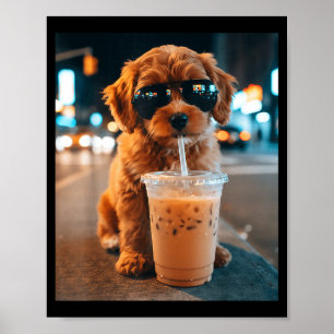 Lustiger Goldendoodle, der Eiskaffee trinkt, Tier Poster