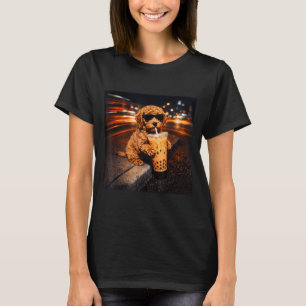 Lustiger Goldendoodle, der eiskalten Kaffee trinkt T-Shirt