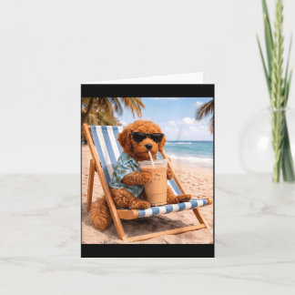 Lustiger Goldendoodle Sungles trinkt eisgekühlten  Karte