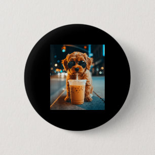 Lustiger Goldendoodle trinkt eisgekühlten Kaffee T Button