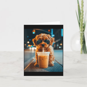 Lustiger Goldendoodle trinkt eisgekühlten Kaffee T Karte