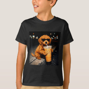 Lustiger Goldendoodle trinkt eisgekühlten Kaffee T T-Shirt