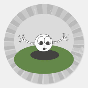 lustiger Golfball erschreckt, ins Loch zu springen Runder Aufkleber