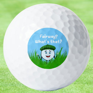 Lustiger Golfball im Rough sucht nach dem Fairway