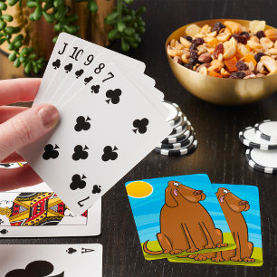 Lustiger großer brauner Hund sitzt in der Sonne Spielkarten