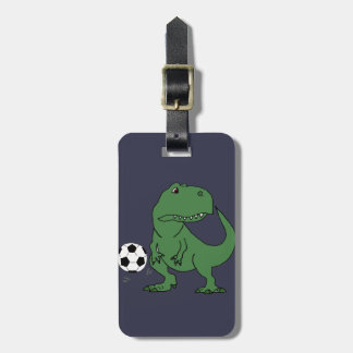 Lustiger grüner T-rex Dinosaurier, der Fußball Gepäckanhänger