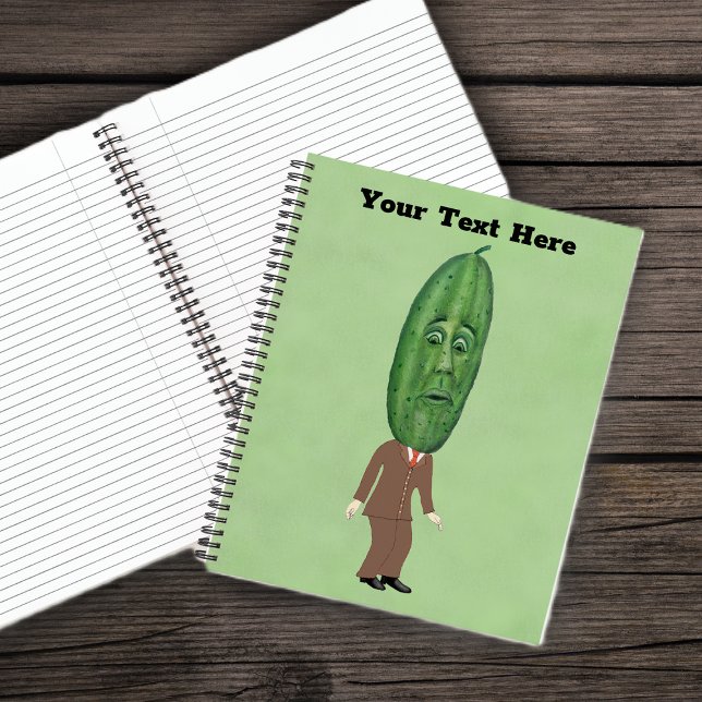 Lustiger Gurkenkopf-Mann Brauner Anzug Überraschte Notizbuch (Fun man big pickle head surprised face in brown suit on green spiral notebook.)