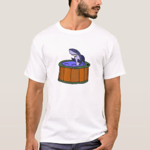 Lustiger Haifisch, der in einem Cartoon der heißen T-Shirt