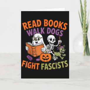 Lustiger Halloween-Aktivist liest Bücher führt Hun Karte