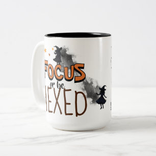 Lustiger Halloween-Hexen-Kaffee-Fokus-oder-verhext Zweifarbige Tasse