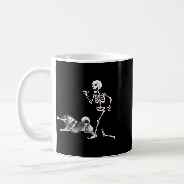 Lustiger Halloween Keeshond und Skelett Kaffeetasse (Links)