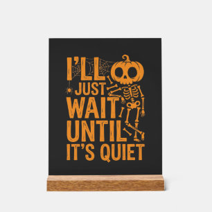Lustiger Halloween-Skelett wartet auf ruhiges Desi Acrylschild