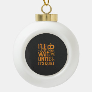 Lustiger Halloween-Skelett wartet auf ruhiges Desi Keramik Kugel-Ornament