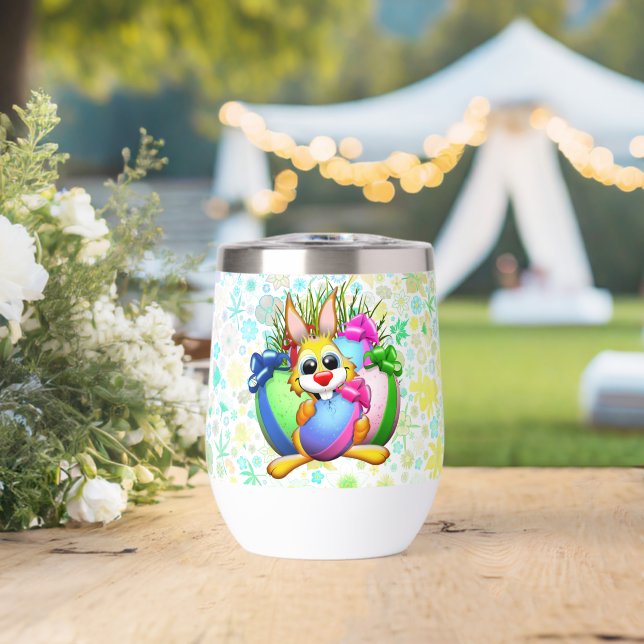 Lustiger Hase beißt in ein Osterei (Hochzeit (gedreht))