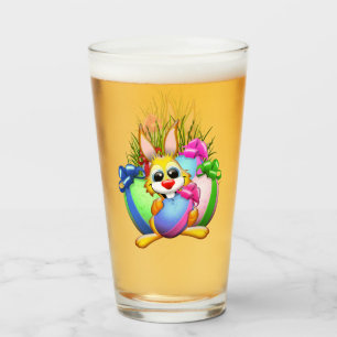 Lustiger Hase beißt in ein Osterei Glas