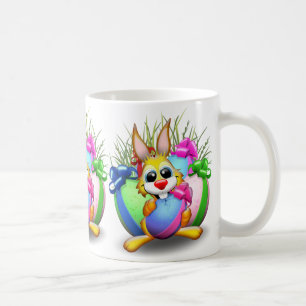 Lustiger Hase beißt in ein Osterei Kaffeetasse