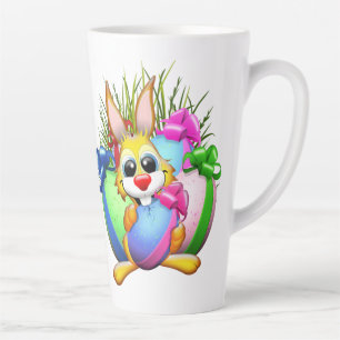 Lustiger Hase beißt in ein Osterei Milchtasse