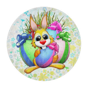 Lustiger Hase beißt in ein Osterei Schneidebrett