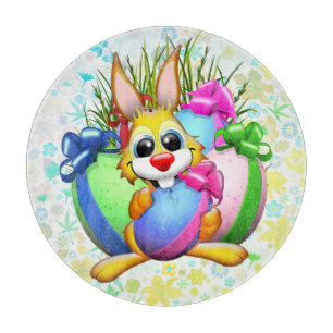 Lustiger Hase beißt in ein Osterei Schneidebrett