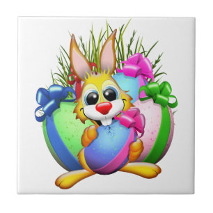 Lustiger Hase, der ein Osterei beißt Fliese
