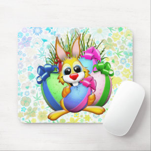 Lustiger Hase, der ein Osterei beißt Mousepad