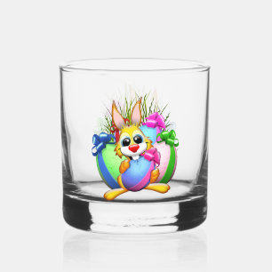 Lustiger Hase, der ein Osterei beißt Whiskyglas