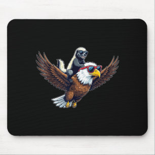 Lustiger Honigdachs reitet auf Brille tragenden We Mousepad