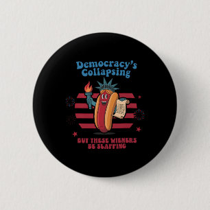 Lustiger Hot Dog Die Demokratie kollabiert 4. Juli Button
