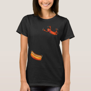 Lustiger Hotdog springt in Brötchen BBQ-Wurst Hot T-Shirt