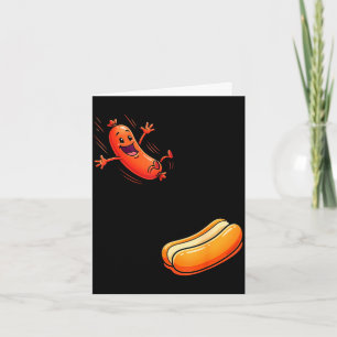 Lustiger Hotdog springt in Brötchen Wurst BBQ hoch Karte