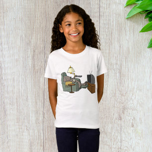 Lustiger Hund entspannt sich im Sessel beim Fernse T-Shirt