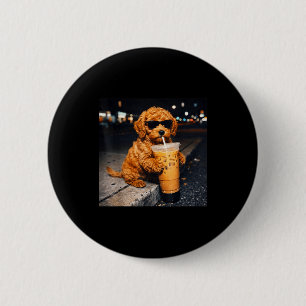 Lustiger Hund Goldendoodle trinkt kalten Kaffee Button