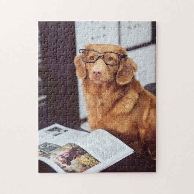 Lustiger Hund liest Puzzle (Vertikal)