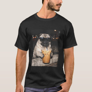 Lustiger Hund-Meme: Mops trinkt eisgekühlten Kaffe T-Shirt