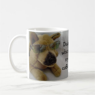 Lustiger Hund mit Kaffee sagt Tasse