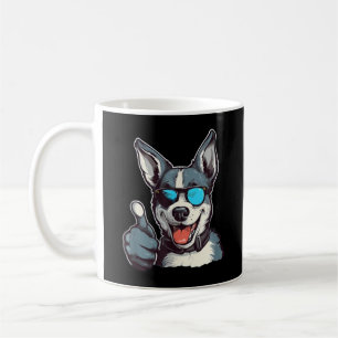 Lustiger Hund mit Sonnenbrille und Daumen hoch Kaffeetasse