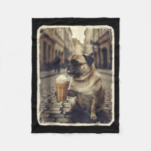 Lustiger Hund Pug trinkt eisgekühlten Kaffee Tier Fleecedecke