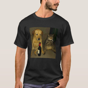 Lustiger Hund und Katze rauchen Zigarette und trin T-Shirt