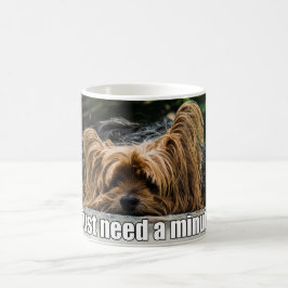 Lustiger Hundegerade Bedarf ein Minute Tasse