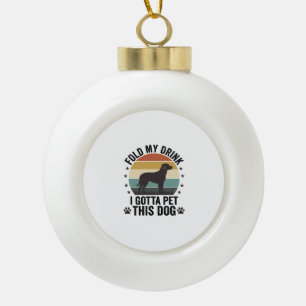 Lustiger Hundeliebhaber Vintage-Falte Mein Getränk Keramik Kugel-Ornament