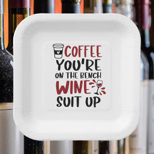 Lustiger Kaffee auf der Bank Wein Tritt an Funny Pappteller