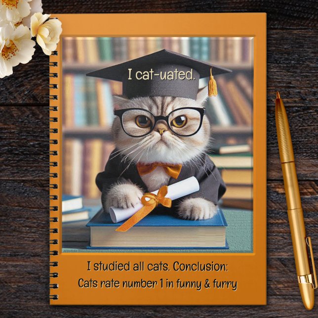 Lustiger Katzenabsolvent Student Notizblock (Notebook featuring a funny serious-looking cat in graduation outfit - perfect for students)