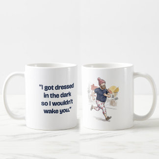 Lustiger Läufer Ehemann zog sich im Dunkeln an Kaffeetasse