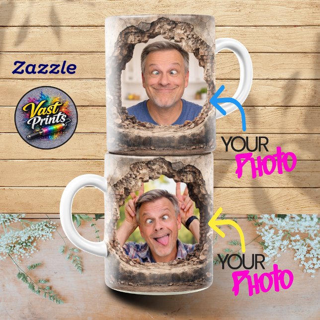 Lustiger Mann, der durch ein Loch schaut, benutzer Tasse (Funny Man Peeking Through Hole Custom Photo Mug)